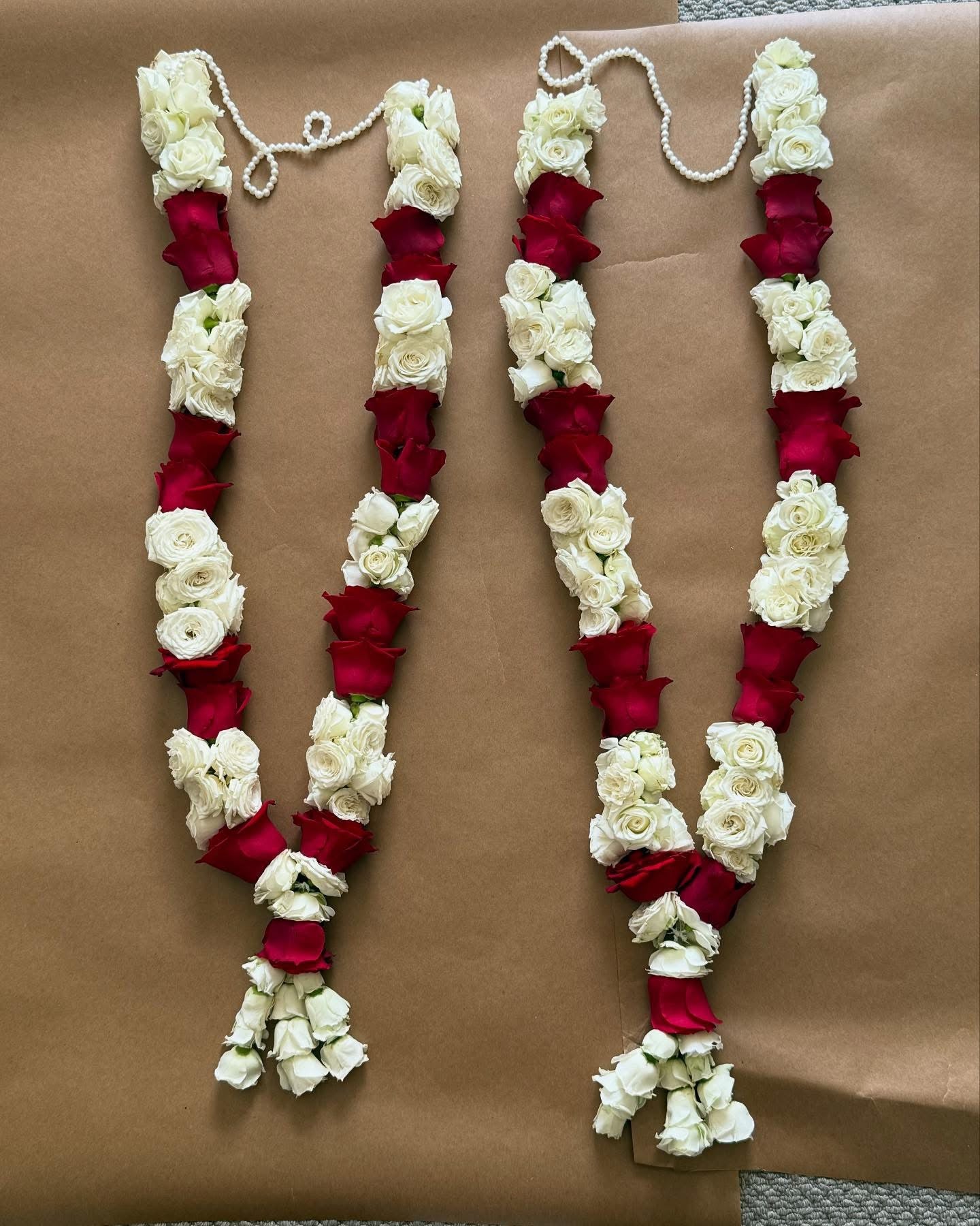 Premium Red roses & White spray roses garland