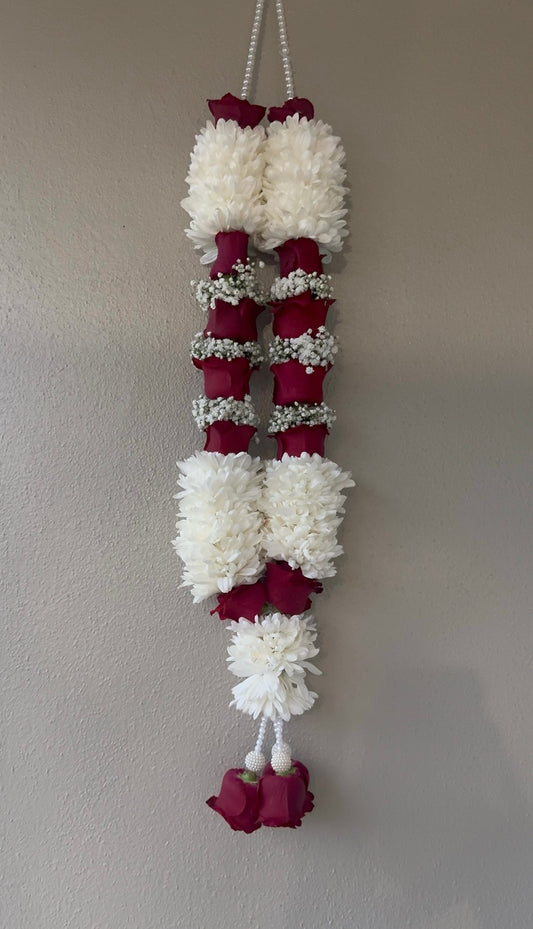 White Chrysthamum, Red  Rose & Gypsophila Garland