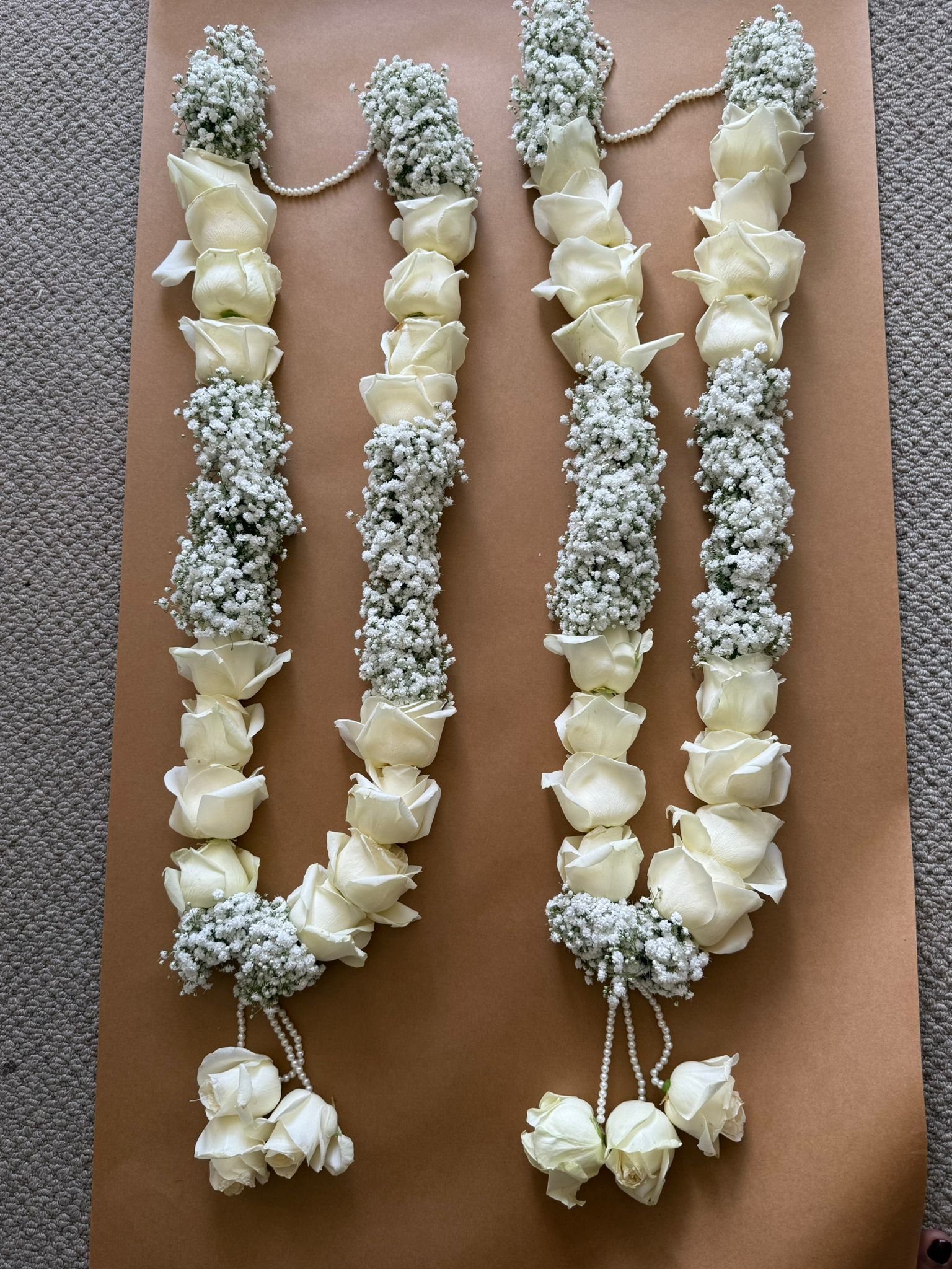Hand-tied Colombian white roses with Gypsophila Garland/Jaimala