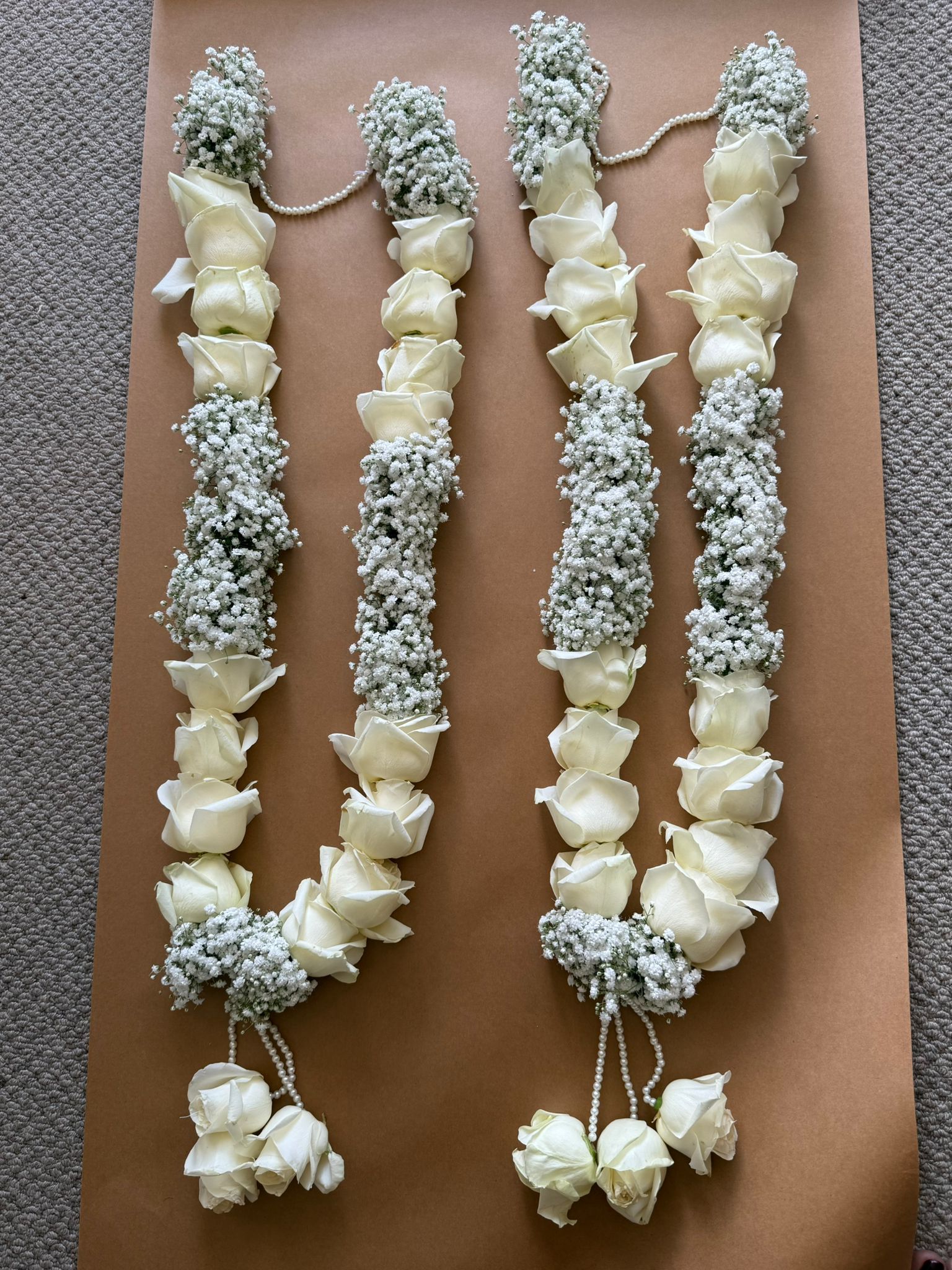 Hand-tied Colombian white roses with Gypsophila Garland/Jaimala