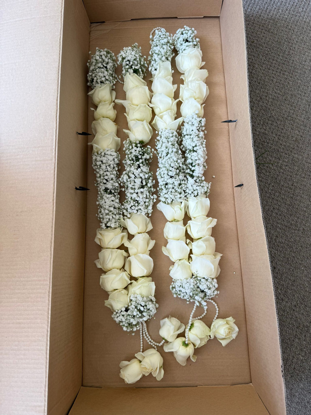 Hand-tied Colombian white roses with Gypsophila Garland/Jaimala